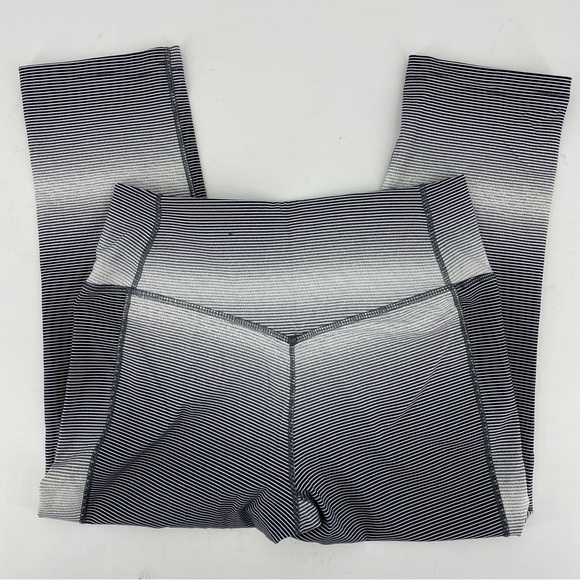 Nike Black & White Legendary Horizon Capri Leggings - Picture 3 of 8